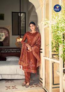 ชุดผ้าไหมอินเดียแบบดั้งเดิมสำหรับผู้หญิงทำจากผ้าไหมสีสดใสชุดแฟชั่นจากนักออกแบบ - Product Image 3