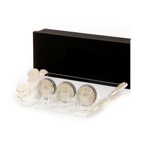 Plateau de service rectangulaire en acrylique et bois avec sous-verres en nacre, fait main, pour chocolats, en vente - Product Image 1