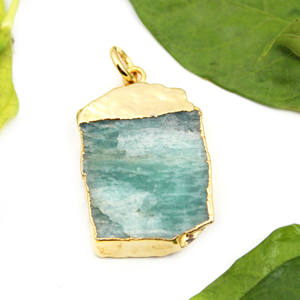 Design moderne Amazonite Pierre Précieuse Or 24K Électrolytique Fantaisie Forme Laiton Métal Pendentif Bijoux pour Femmes En Gros En Vrac - Product Image 1
