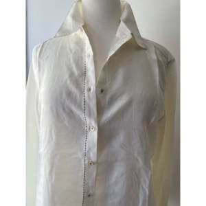 Chemise en satin et mousseline de soie formelle pour femmes VAMIKA - Ivoire, motifs léopard et floraux brodés, taille XL, col à nœud, dentelle - Product Image 2