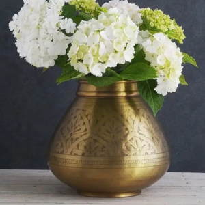 Vase à fleurs de comptoir en laiton massif de style vintage Pot à fleurs en laiton à design martelé clair pour la décoration de table - Product Image 1