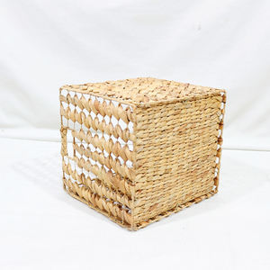 Panier de rangement carré en jacinthe d'eau rustique et écologique Artex Dong Thap avec poignées - Product Image 5