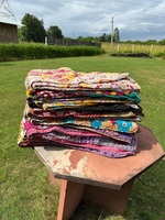 Vente en gros de couette Kantha indienne réversible vintage tissu en coton fait à la main recyclé pour un usage domestique motif imprimé d'hôtel hiver