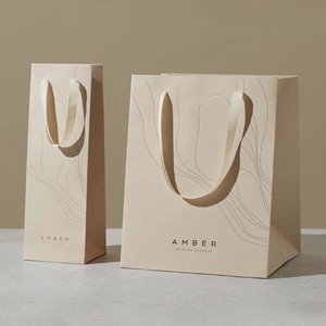 Bolsa de compras de papel Kraft de lujo de gama alta con asa pequeña bolsa de papel de regalo para joyería moda al por mayor estilo elegante - Product Image 6
