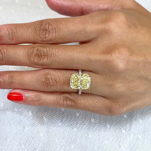 Anillo de Diamante Amarillo de Laboratorio con Certificación IGI, 8.00ctw, Corte Elegante Tipo Cojín, Halo Oculto de Dos Tonos - Product Image 4