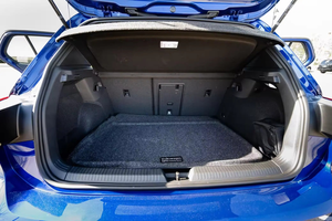 Usado 2024, Volante a la Izquierda, Asientos de Cuero, Cámara Trasera, Hatchback, Sin Accidentes, En Buen Estado, Listo para Conducir - Product Image 5