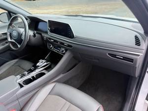 IMPRESIONANTE Hy-un-dai So-na-ta SEL Plus Sedán 4D 2023 con Transmisión Automática y Motor de 4 Cilindros - Product Image 4