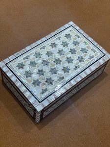Boîte à bijoux en bois artisanale égyptienne Sultana en nacre – Organisateur de bibelots incrusté de mosaïque (8x5.2x2.4 po) - Product Image 6