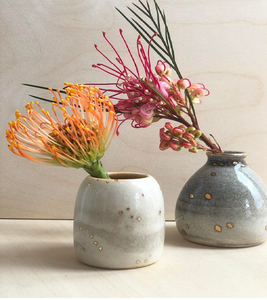 Mini jarrones de cerámica moteados dorados, gris/blanco, textura única. Par de acentos decorativos, disponibles a precios al por mayor. - Product Image 1