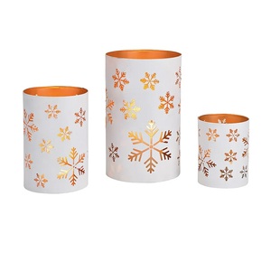 Candelabro de metal blanco para decorar el hogar, portavelas de diseño de corte elegante, tamaño personalizado, a precio más bajo - Product Image 1