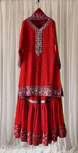 Collection de créateurs de vêtements de fête et de mariage haut de broderie à séquence Georgette lourde et Sharara avec travail à séquence lourde Dupatta - Product Image 3