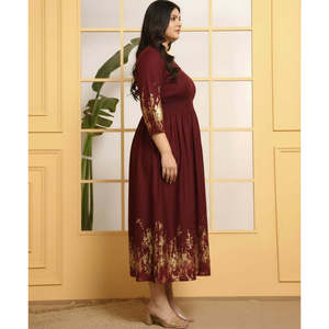 Deebaco Robe trapèze grande taille pour femme, couleur bordeaux, avec imprimé floral doré, col en V, manches trois quarts, longueur thé, modeste, une pièce - Product Image 4