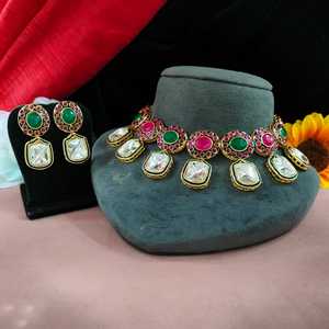 Conjunto de collar de mujer con acabado dorado antiguo Hermoso vidrio sin cortar Kundan Meenakari Fusion Brass para bodas Ocasiones festivas - Product Image 4