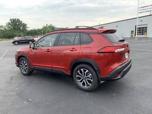 Toyota Corolla Cross Hybrid SE d'occasion à vendre, conduite à gauche, intérieur foncé, turbo, transmission intégrale, sièges en cuir - Product Image 3