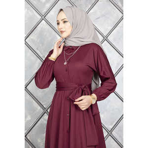 Vestido Hijab de Satén Borgoña con Cinturón Abotonado, Estilo Modesto y Estampado de Seda, Largo Completo y Cintura Natural - Product Image 2