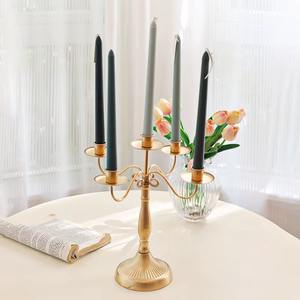 Candelabro Decorativo de 3 Brazos con Acabado Metálico Elegante, Adecuado para Decoración del Hogar, Centro de Mesa para Comedor y Eventos Festivos - Product Image 4