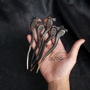 Venta al por mayor de cuerno de búfalo natural en forma de loro peinado palo de Vietnam hecho a mano de origen personalizable - Product Image 1