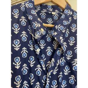 Camisa de Chifón Holgada para Mujer, Estampado Floral Índigo Oscuro, Logotipo Bordado, Botones, Estilo Casual Occidental, Tallas XL, Primavera Otoño - Product Image 2