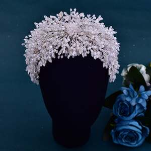 Diadema Bridella BHP397-S con Diseño de Corona de Aleación Plateada y Cristal para Bodas, Bailes de Graduación y Eventos Formales - Ajuste Cómodo y Seguro - Product Image 4