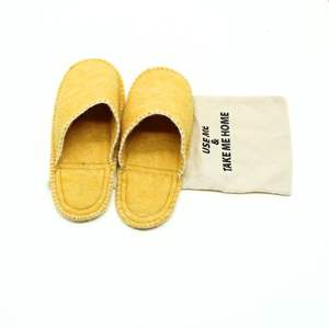 Pantoufles en feutre de laine jaune faites à la main - Confortables et douillettes, semelle extérieure en cuir véritable écologique, utilisables toute l'année - Product Image 2