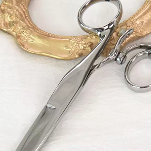 Ciseaux de barbier en acier de qualité supérieure, connus pour une expérience de coupe fluide, une durabilité antirouille et des performances idéales de niveau salon. - Product Image 4