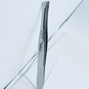 Pinzas de cejas personalizables pulidas con punta inclinada de acero inoxidable de diseño profesional La mejor calidad - Product Image 1