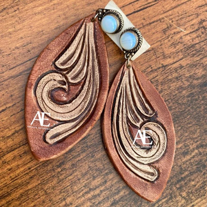 Nueva llegada estilo occidental tallado a mano pendientes de cuero mujeres lindo pendiente de lágrima de moda joyería de moda de cuero - Product Image 1