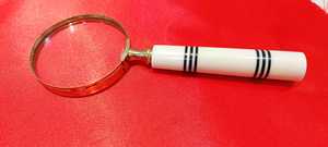 Loupe à main en laiton d'inspiration vintage avec manche en bois élégant pour une lecture et une inspection précises - Product Image 3