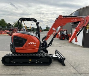 Miniexcavadora hidráulica sobre orugas Kubota KX057 5 con motor potente y diseño compacto para proyectos de construcción - Product Image 3
