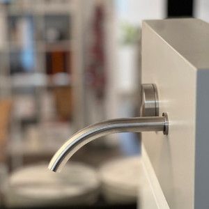 CEA Design GIO195 Mitigeur de lavabo de salle de bain monotrou en acier inoxydable avec bouton de commande latéral moleté, poignée unique, design moderne - Product Image 4