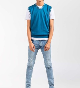 Pull personnalisé OEM pour hommes Col en V Pull tricoté coupe ajustée sans manches pour hommes Pull d'hiver pour hommes - Product Image 4