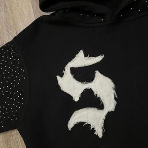 Dernier modèle de sweat à capuche brodé avec patch noir de qualité supérieure pour hommes sur mesure Logo appliqué en relief personnalisé en usine - Product Image 4