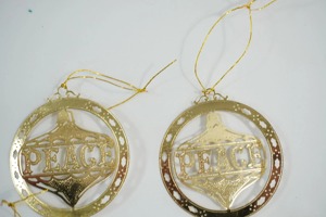 ของตกแต่งทรงกลมสีทองทันสมัย ทำจากโลหะ สำหรับแขวนตกแต่งต้นไม้ เหมาะสำหรับการตกแต่งแบบเรียบง่ายในเทศกาลและในชีวิตประจำวัน จากประเทศอินเดีย - Product Image 1