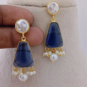 Boucles d'oreilles artisanales élégantes en alliage doré avec fausse perle en laiton lourd fabriqué en vrac produit personnalisé design motif moderne - Product Image 1