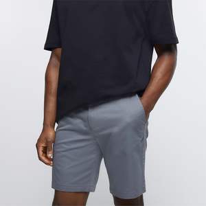 Short Chino Slim 98% coton 2% élasthanne gris avec poches latérales et boutons et fermeture éclair - Product Image 4