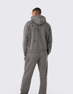 Conjunto Deportivo de Dos Piezas para Hombre, Sudadera con Capucha Gris Carbón con Estampado Cruzado Sutil, Felpa de Algodón Cómoda, Ropa Casual de Calle - Product Image 2