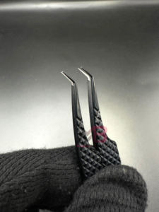 แหนบต่อขนตาปลายนาโนไฟเบอร์ 45 องศา ผลิตจากสแตนเลสญี่ปุ่น ปลายเคลือบพลาสมาสีดำ ด้ามจับสีดำด้าน - Product Image 3