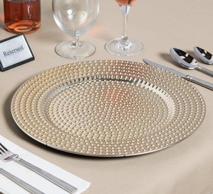 Plateau en métal avec des détails artisanaux traditionnels pour des expériences culinaires de luxe et des fins de présentation des aliments élégants - Product Image 1