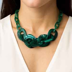 Collar único de cuentas de resina, pieza de declaración bellamente diseñada, perfecta para trajes casuales y formales - Product Image 4