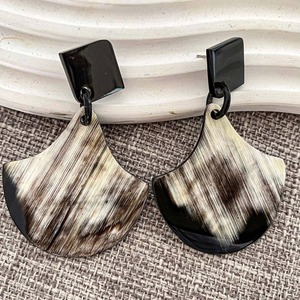 Pendientes de aro de cuerno de búfalo tallado orgánico al por mayor pendientes de gota en forma de corazón de moda de mujer eco-consciente animal náutico - Product Image 1