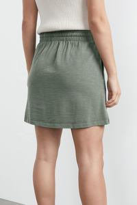 Jupe sweat-shirt de style polyvalent, elle est dotée d'une ceinture élastiquée avec un détail noué et d'une coupe décontractée, courte pour femmes non transparente et non extensible - Product Image 3