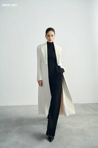 เสื้อโค้ทสตรีสีขาวสีดำมีกระดุมผ้าสแปนเด็กซ์ทอเรยอนเสื้อโค้ทตัวยาวแบบบริดจ์สีขาวของเวียดนาม - Product Image 4