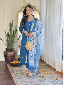 Kurti en soie romaine en tissu de haute qualité élégant et simple pour les femmes dans les vêtements de fête utilisés pour le travail brodé Kurti disponible à la vente - Product Image 6