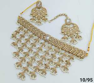 Bijoux indiens traditionnels et à la mode plaqué or Motipearl & Kundan avec boucles d'oreilles et ensemble de colliers combinés Maagtika pour femmes - Product Image 3