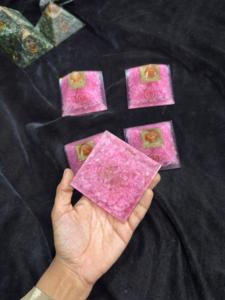 Pirámide de Orgón de Cuarzo Rosa Natural al por Mayor, Generador de Energía Curativa de Cristal para Meditación Reiki - Product Image 2