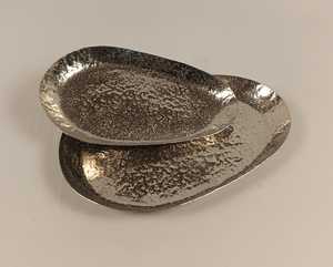 Bandeja redonda metálica con diseño martillado para servir alimentos, con acabado en color negro, bandeja metálica para frutas, aperitivos y cenas. - Product Image 2