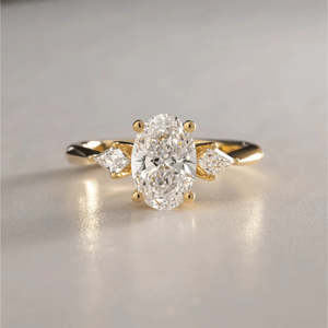 Anillo de Compromiso AURALUXURIA con Tres Diamantes Ovalados de Laboratorio de 1.65 TCW, Diamantes Laterales en Forma de Cometa, Certificado IGI, Color D, Corte Excelente - Product Image 1