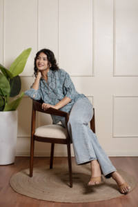 RANG MALHAR BANDHEJ DUSKY BLUE TOP Mujer Floral Impreso Regular Camisa de algodón puro Ropa de oficina - Product Image 2