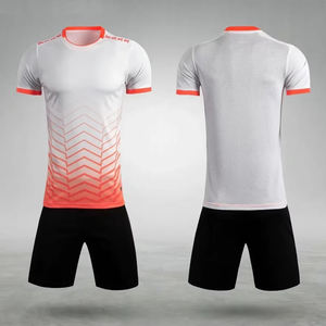 El más nuevo uniforme de fútbol de diseño de manga corta de secado rápido para hombre OEM con impresión uniforme de fútbol cómodo de alta calidad - Product Image 1