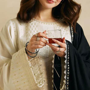 ชุดสตรีลายพิมพ์ชาติพันธุ์ ปี 2026 ชุดสตรี 3 ชิ้น แบบสั่งทำพิเศษ ลายดอกไม้ ชุดชาลวาร์ คามีซ พร้อมผ้าคลุมไหล่ - Product Image 4